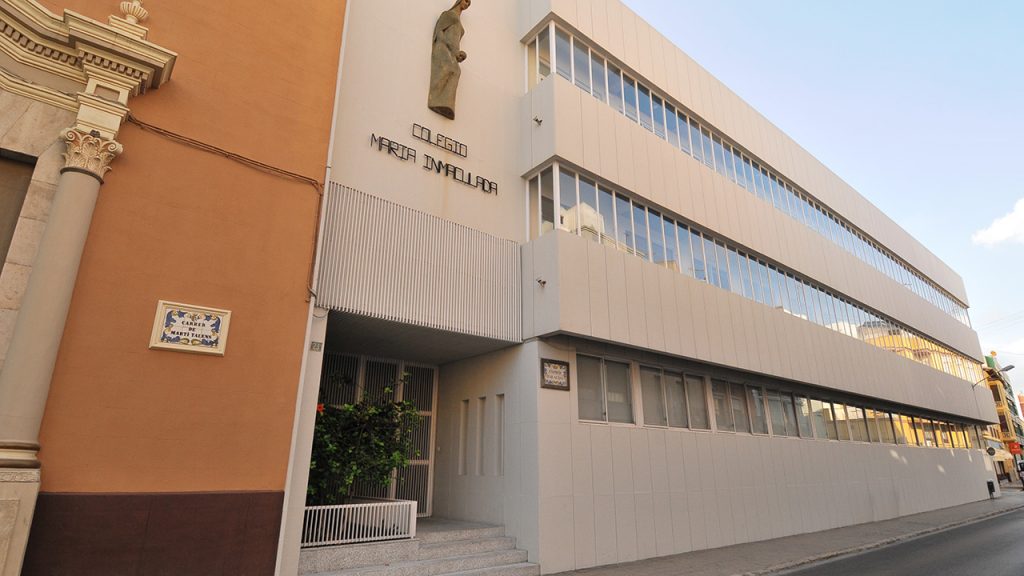Instalaciones del centro en imágenes: Recorrido por el Colegio María ...